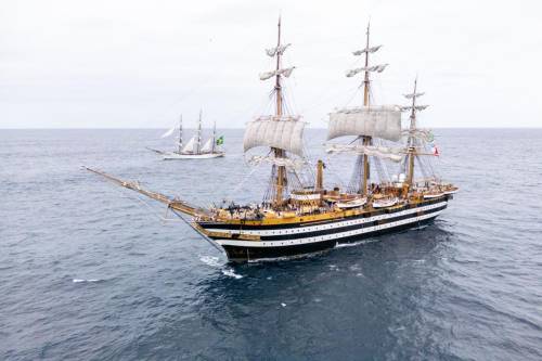 https://img.ilgcdn.com/sites/default/files/styles/md/public/foto/2025/06/10/20231020-Nave Vespucci Navigazione Rio de Janeiro passex Cisne Branco-DJI_0007_0.jpg?_=1749550502